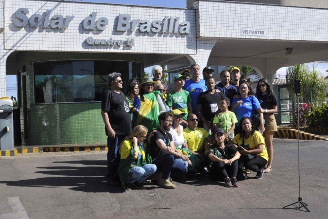  20/07/2025 Crédito: Marcelo Ferreira/CB/D.A Press. Brasil. Brasília - DF - Solar de Brasília, condominio onde mora o ex-presidente Jair Bolsonaro, apoiadores do presidente gravam video de apoio.