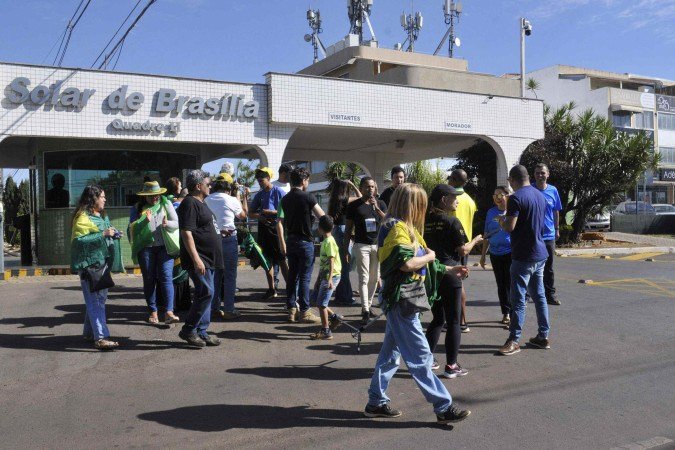 A entrada do condomínio Solar de Brasília tornou-se ponto de concentração de bolsonaristas.

 -  (crédito:  Marcelo Ferreira/CB/D.A Press)