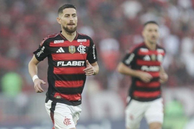 JORGINHO – Embora não tenha errado passes, foi bastante burocrático, não usando a sua especialidade, passes mais longos. Jogou o arroz com feijão. Pouco para um jogador do seu naipe. NOTA 6,0. Foto: Gilvan de Souza / CRF