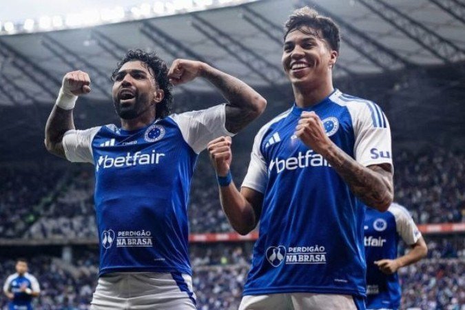 Gabigol celebra. Artulheiro (ao lado de Kaio Jorge) fez dois na goleada do Cruzeiro -  (crédito: Foto: Gustavo Aleixo/Cruzeiro   )
