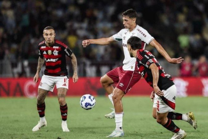 BERNAL - Fez uma partida segura. Protegeu bem o meio-campo e conseguiu alguns desarmes. Às vezes demorou a tomar a melhor decisão nos passes e perdeu algumas posses. NOTA: 6,0 - Foto: Marcelo Gonçalves/Fluminense