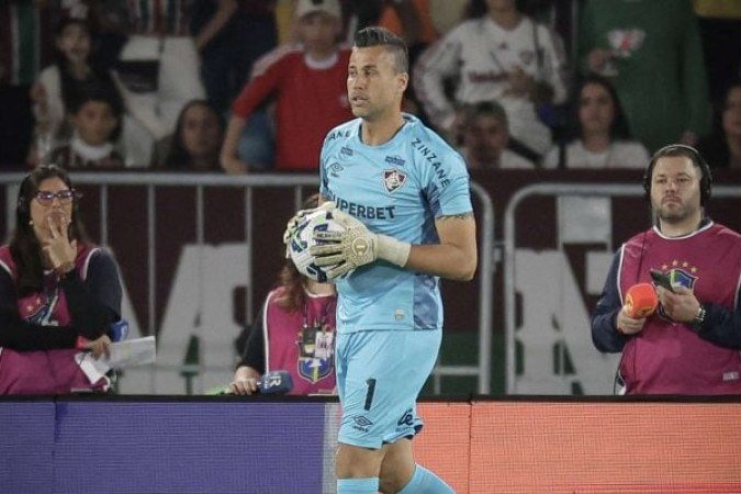 FÁBIO - Não teve muito trabalho durante os 90 minutos. Foi sujar o uniforme somente aos 12 minutos do segundo tempo, quando defendeu uma cabeçada de Léo Ortiz. Não teve culpa no gol. NOTA: 6,0 - Foto: Marcelo Gonçalves/Fluminense