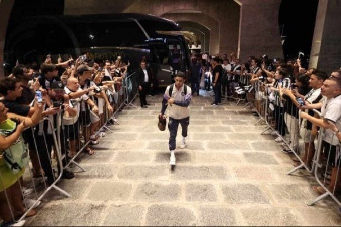 Torcedores formam um corredor para receber os atuais campeões brasileiros e da América  -  (crédito: Foto: Vitor Silva/Botafogo)