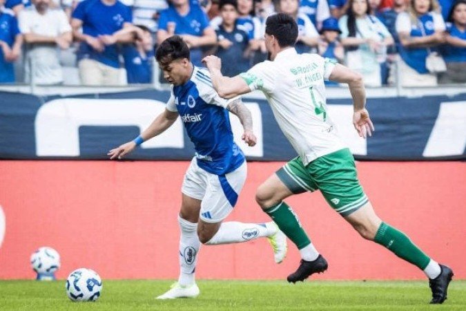 KAIO JORGE – Bem marcado, teve dificuldade para encontrar espaços no primeiro tempo. Mas deu seu jeito. No lance do gol do Cruzeiro, seu voleio desmontou a marcação e deu a chance para Christian abrir o placar. Pouco depois, quase marcou em belo chute da entrada da área. Na etapa final, fez um jogadaço, deu assistência para o gol de Gabigol e sofreu o pênalti que Gabigol bateu e fez 3 a 0. O artilheiro do Brasileirão saiu sob aplausos aos 21 da etapa final, dando vaga a Wanderson. Muito decisivo