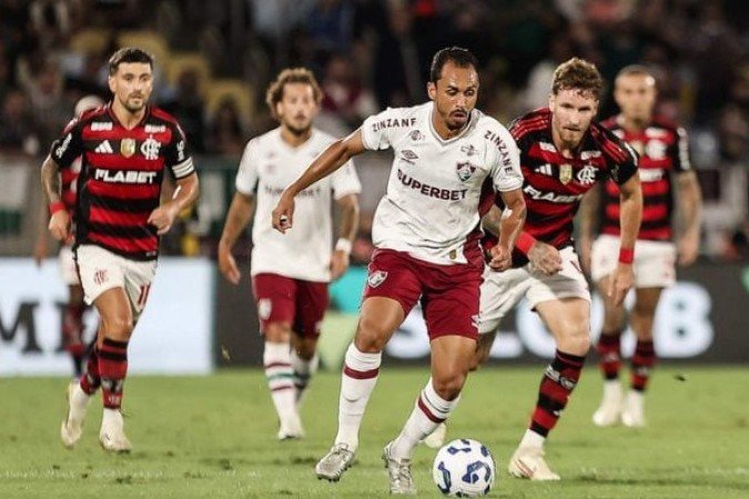 LÉO PEREIRA – Jogou como lateral-esquerdo. Trocou muitos passes, mas, improvisado, Foi pouco ao fundo. Melhor na defesa do que no ataque. Nos minutos finais, com a lesão de Danilo, voltou à zaga. NOTA: 6,0. Foto: Marcelo Gonçalves/Fluminense