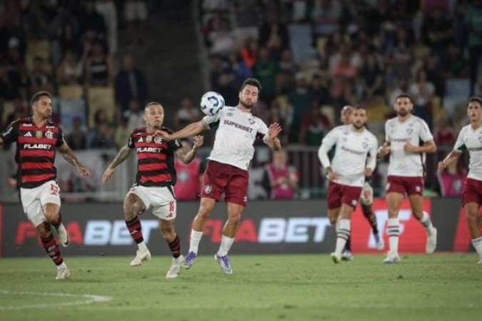 MARTINELLI - Errou mais do que nos últimos jogos. Oscilou dentro da partida. Poderia ter participado mais, já que tocou poucas vezes na bola. Foi o reflexo de um time que produziu pouco do meio para frente. NOTA: 5,0 - Foto: Marcelo Gonçalves/Fluminense