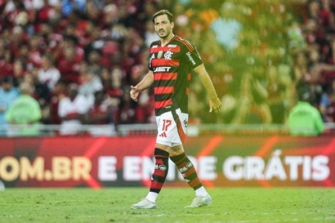 VIÃ?A - Entrou no fim na vaga de Danilo, machucado. Isso fez o improvisado Filipe LuÃ­s voltar para a zaga. O lateral ganhou minutagem na reta final para ganhar ritmo  SEM NOTA. Foto: Gilvan de Souza/Flamengo