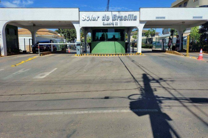 Entrada do condomínio Solar de Brasília, onde mora o ex-presidente Jair Bolsonaro - (crédito: Marcelo Ferreira/CB/D.A. Press) Entrada do condomínio Solar de Brasília, onde mora o ex-presidente Jair Bolsonaro - (crédito: Marcelo Ferreira/CB/D.A. Press)