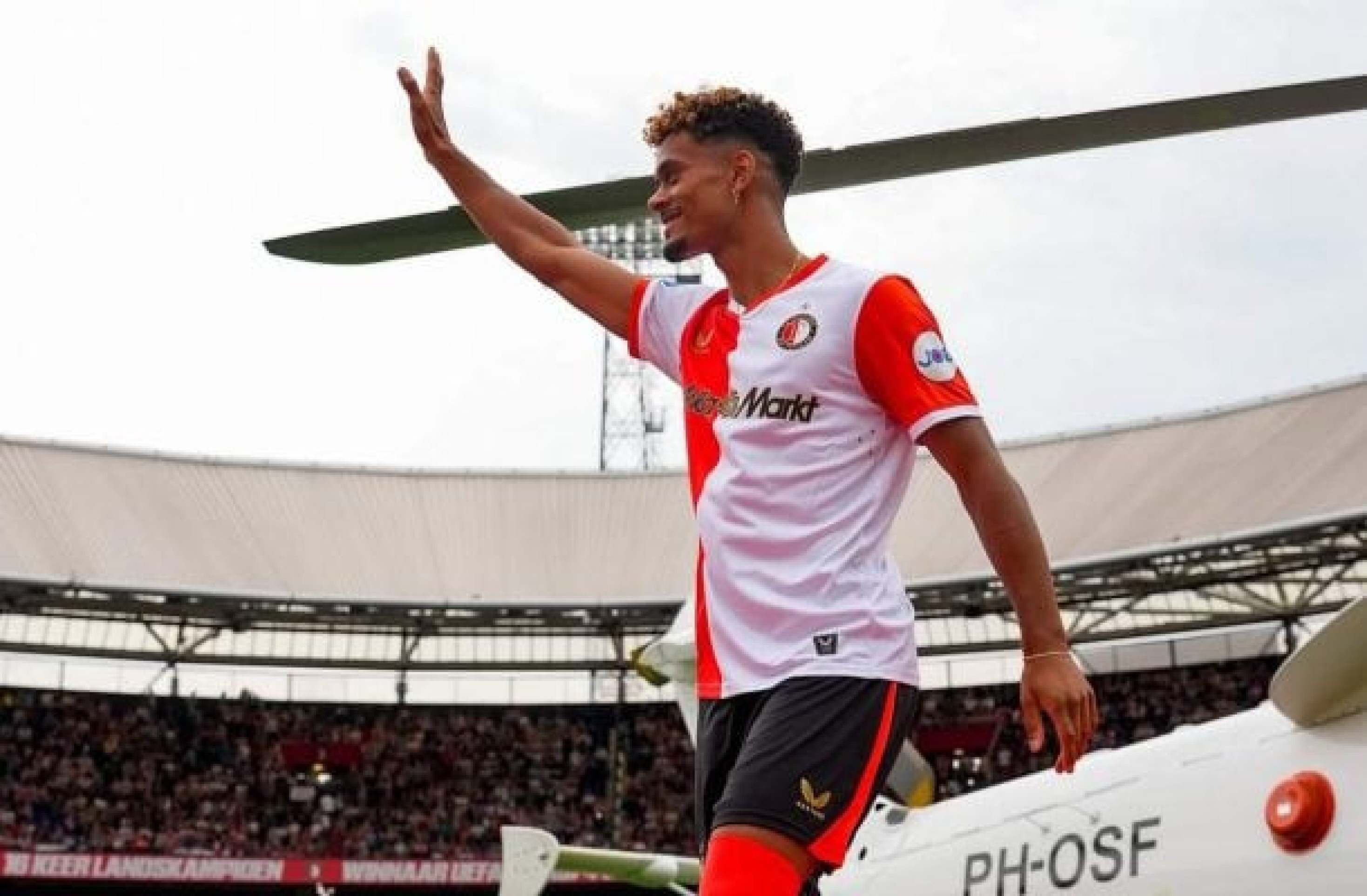 Português que interessava ao Botafogo é apresentado de helicóptero no Feyenoord