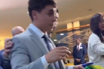 Nikolas sai ferido após empurra-empurra em visita de Bolsonaro à Câmara - Reprodução/Redes Sociais