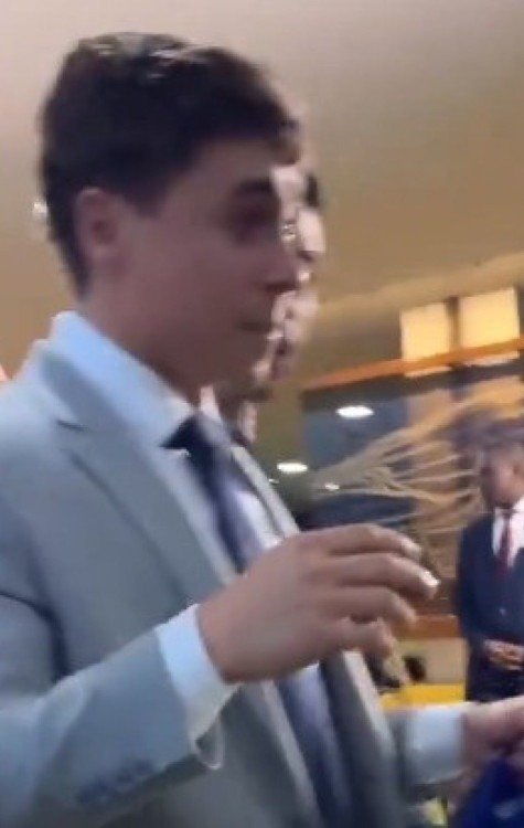 Deputado federal Nikolas Ferreira se machuca em meio a empurra-empurra após fala de Bolsonaro -  (crédito: Reprodução/Redes Sociais)