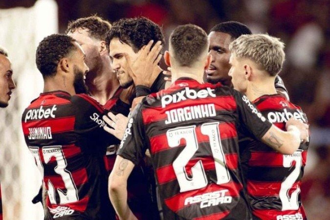 Pedro recebendo abraços dos companheiros após o gol - (crédito: Foto: Adriano Fontes/Flamengo) Pedro recebendo abraços dos companheiros após o gol - (crédito: Foto: Adriano Fontes/Flamengo)