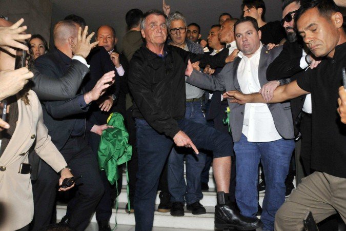 O ex-presidente mostrou a tornozeleira para fotógrafos e apoiadores. -  (crédito:  Minervino Júnior/CB)