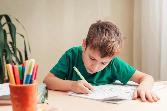 A escrita à mão estimula áreas importantes do cérebro e contribui para o desenvolvimento das crianças (Imagem: OlgaKhorkova | Shutterstock) -  (crédito: EdiCase)