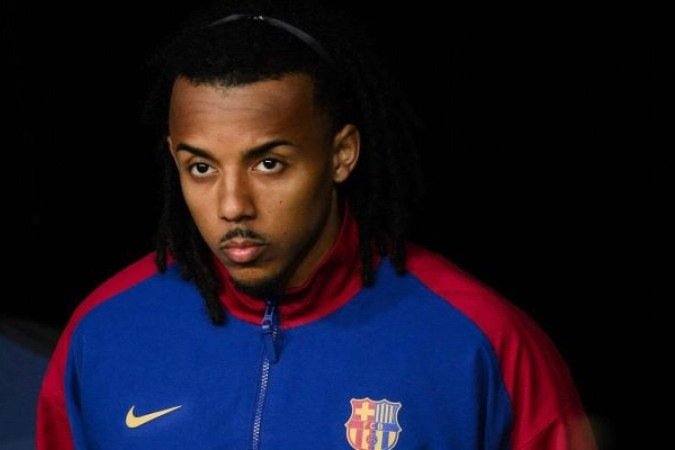 Koundé é considerado uma peça importante no Barcelona e as conversas pela renovação têm evoluído -  (crédito: Foto: David Ramos/Getty Images)