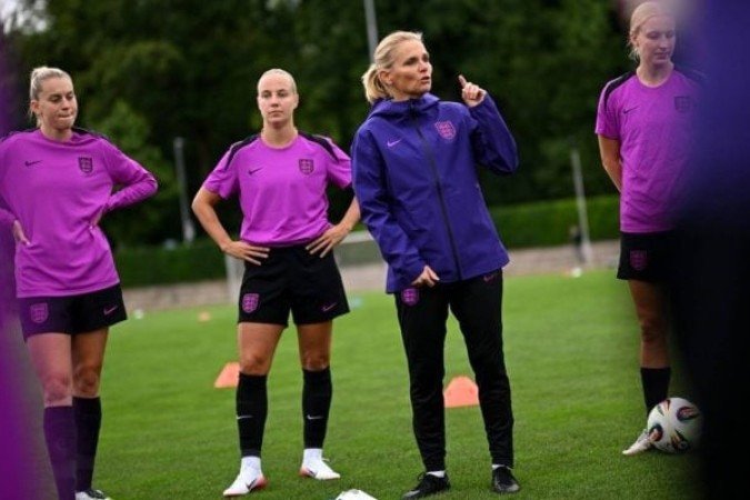 Treinadora Sarina Wiegman conversa com as jogadoras da Inglaterra antes da semifinal da Eurocopa Feminina - (crédito: Foto: Divulgação) Treinadora Sarina Wiegman conversa com as jogadoras da Inglaterra antes da semifinal da Eurocopa Feminina - (crédito: Foto: Divulgação)