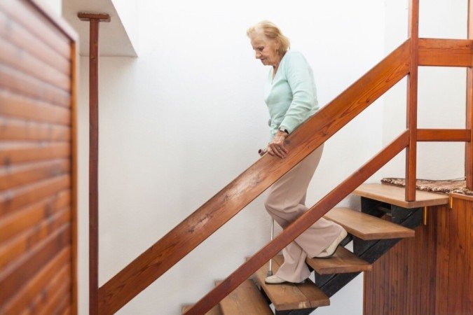 Pequenas atitudes ajudam a prevenir a queda de idosos em casa (Imagem: And-One | Shutterstock) - (crédito: EdiCase) Pequenas atitudes ajudam a prevenir a queda de idosos em casa (Imagem: And-One | Shutterstock) - (crédito: EdiCase)