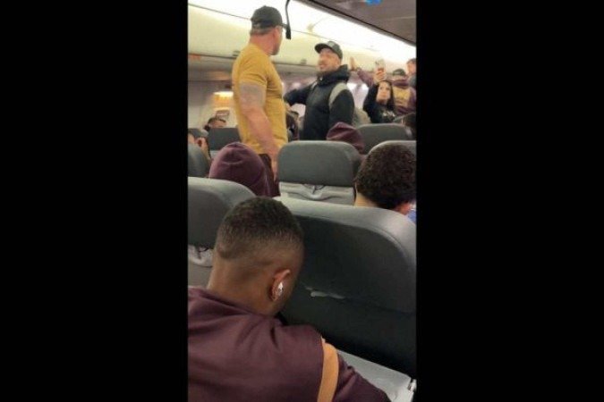 Torcedor discutiu com membro da comissão técnica no avião - (crédito: Foto: Reprodução/X/Monique Vilela ) Torcedor discutiu com membro da comissão técnica no avião - (crédito: Foto: Reprodução/X/Monique Vilela )