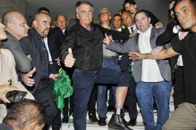 Jair Bolsonaro exibe tornozeleira eletrônica após reuniões no Congresso Nacional - (crédito: Fotos: Minervino Jr./CB/D.A Press) Jair Bolsonaro exibe tornozeleira eletrônica após reuniões no Congresso Nacional - (crédito: Fotos: Minervino Jr./CB/D.A Press)