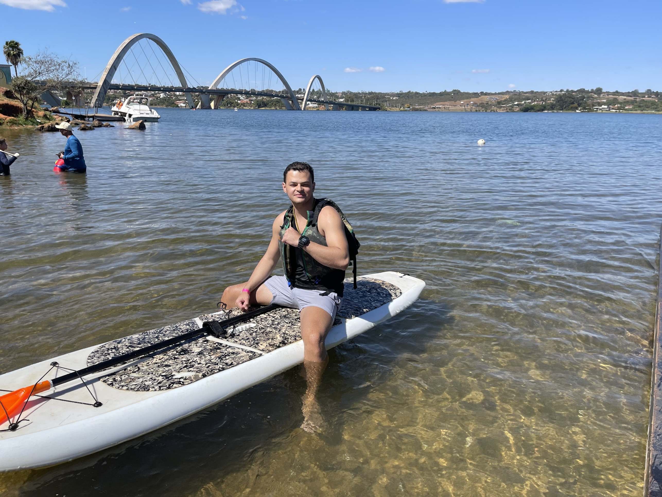 Cauã vai ao lago duas vezes ao mês: 