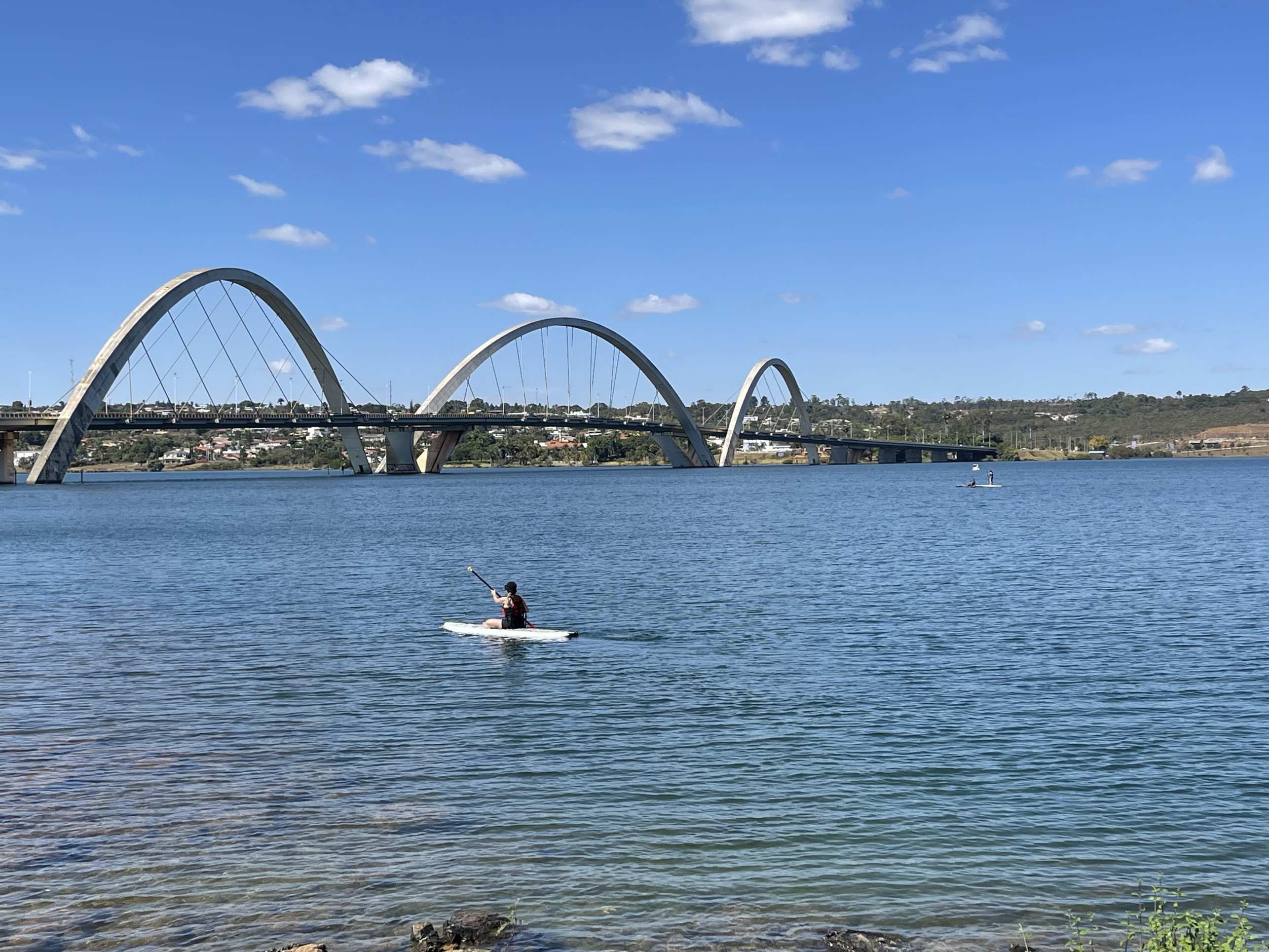Brasilienses e turistas aproveitam férias para curtir o lago Paranoá