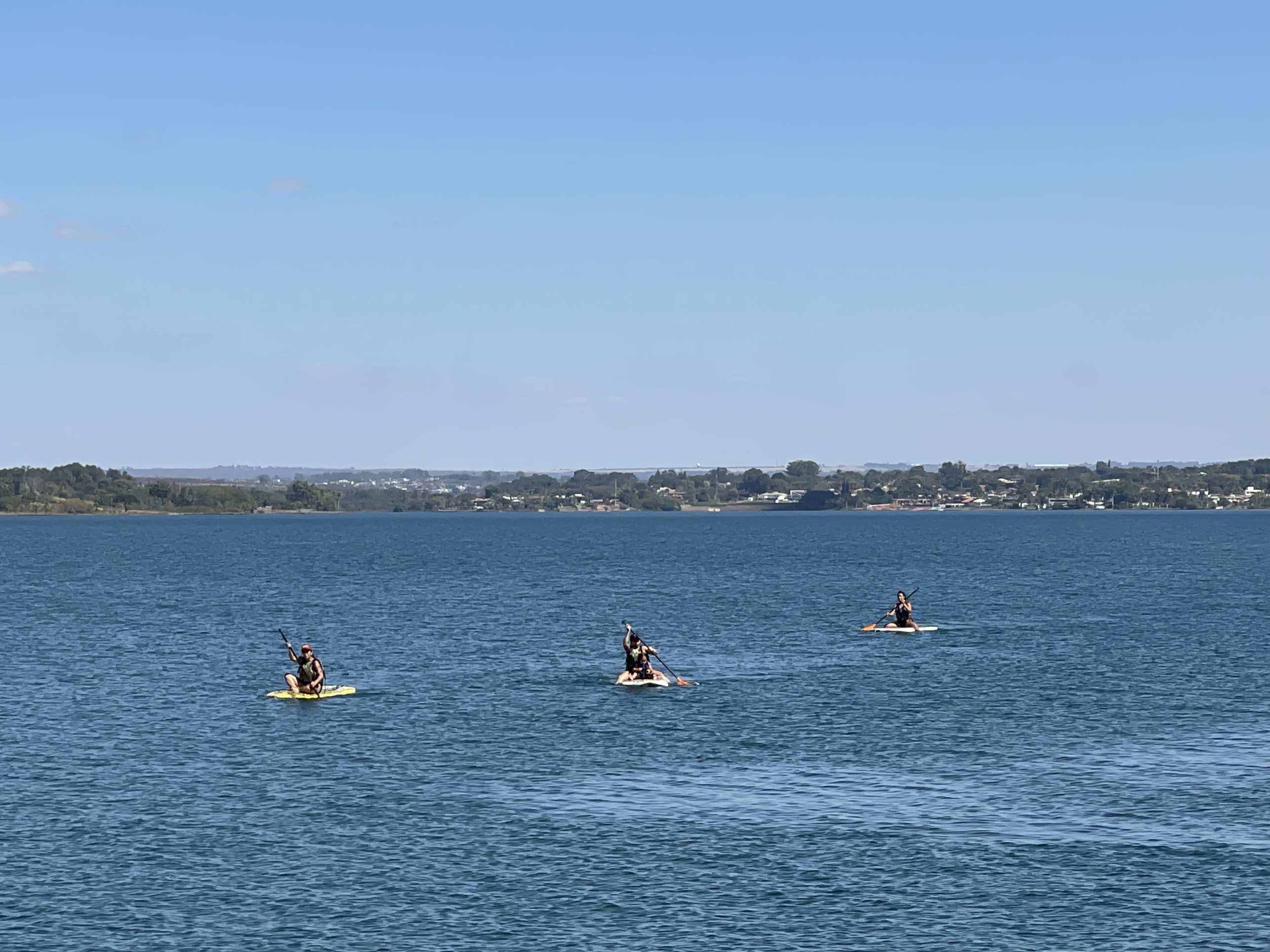 Brasilienses aproveitam as férias praticando esportes aquáticos