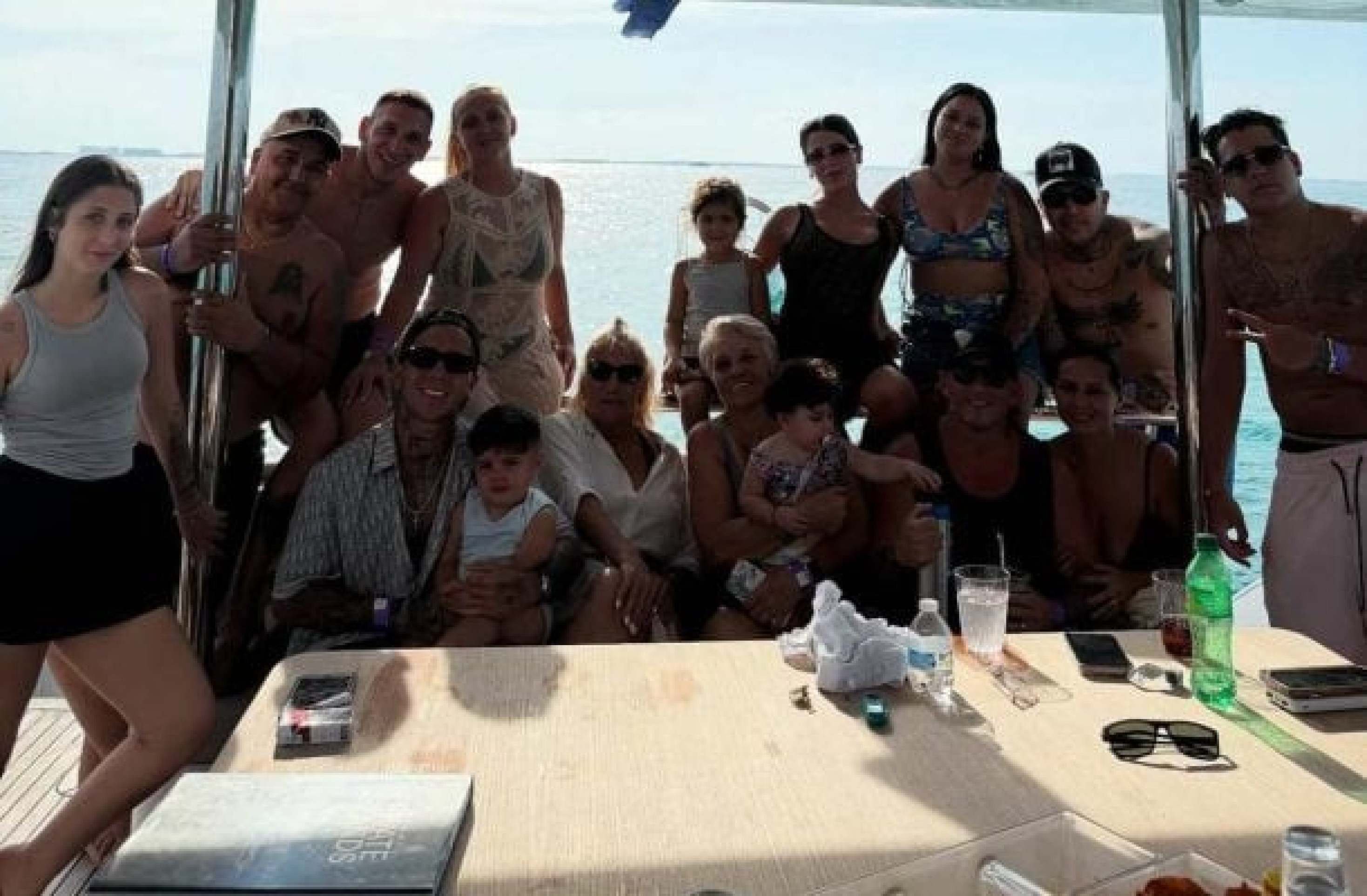 Multicampeão, Enzo Fernández curte férias ao lado de filhos xodós da web
