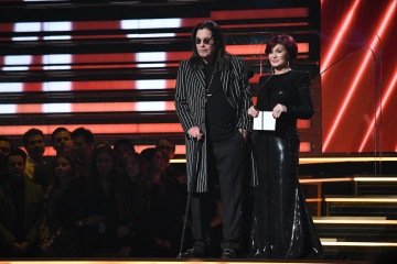 O cantor britânico Ozzy Osbourne (E) e sua esposa, a personalidade da televisão britânica Sharon Osbourne, apresentam o prêmio de Melhor Performance de Rap/Cantada durante a 62ª edição do Grammy Awards, em 26 de janeiro de 2020, em Los Angeles. Ozzy Osbourne, vocalista da banda de heavy metal Black Sabbath, faleceu em 22 de julho de 2025, aos 76 anos, anunciou sua família em um comunicado. 