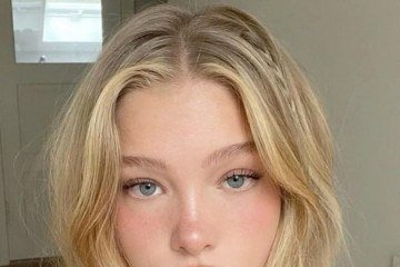 A maquiagem clean girl é leve e simples, realçando os traços naturais e o brilho da pele