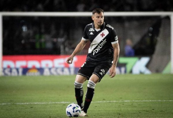 HUGO MOURA - Improvisado na defesa para conseguir expandir o poder de criação do meio de campo, o volante não conseguiu dar o retorno esperado. Até participou bastante do jogo, mas teve um desempenho abaixo do esperado em suas jogadas de criação e em lances de duelos defensivos. Nota: 5 - Foto: Matheus Lima/Vasco 