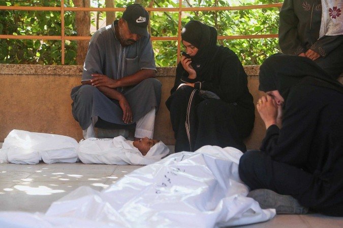 Pais do garoto Abdul Jawad Al-Ghaiban, 14 anos, diante do corpo do filho, morto de fome em Khan Yunis, no sul da Faixa de Gaza - (crédito: AFP) Pais do garoto Abdul Jawad Al-Ghaiban, 14 anos, diante do corpo do filho, morto de fome em Khan Yunis, no sul da Faixa de Gaza - (crédito: AFP)