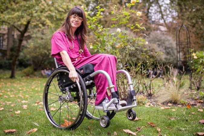 Imagem tomada instantes depois de que o homem caísse sobre Grace Spence Green no shopping Westfield, em Londres - (crédito: @FaridQureshi_UK) Imagem tomada instantes depois de que o homem caísse sobre Grace Spence Green no shopping Westfield, em Londres - (crédito: @FaridQureshi_UK)