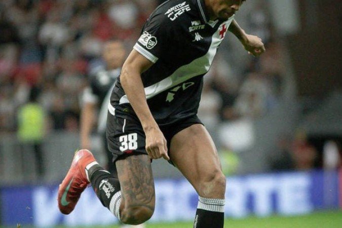 JOÃO VICTOR - O zagueiro foi um dos mais cobrados pela torcida ao longo da partida, mas conseguiu ter uma boa atuação. Foi o jogador que mais teve participações em campo e ainda deu uma assistência para o gol de Vegetti. Nota: 6 - Foto: Matheus Lima/Vasco