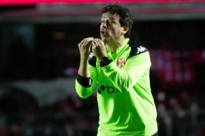 FERNANDO DINIZ - O treinador conseguiu armar uma boa tática no começo de jogo, que gerou a pressão no ataque, maior posse de bola e oportunidades. Porém, o treinador não conseguiu colocar a cabeça no lugar após o gol sofrido e teve mais um jogo em que o rendimento caiu de nível na segunda etapa. Nota: 5,5 - Foto: Matheus Lima/Vasco