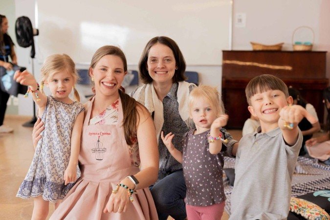 As crianças participam da oficina no Projeto Costurando Sons
