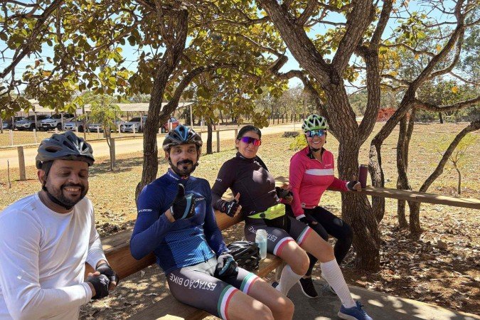 Cléber Pereira (E), ao lado de amigos, contou vai ao parque todos dias e criticou uma possível concessão - (crédito: Leonardo Rodrigues/CB/DA Press) Cléber Pereira (E), ao lado de amigos, contou vai ao parque todos dias e criticou uma possível concessão - (crédito: Leonardo Rodrigues/CB/DA Press)