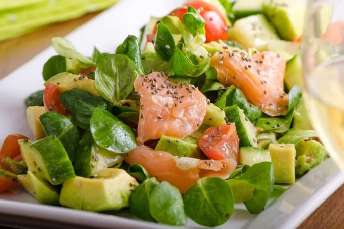 Salada de rúcula com salmão e abacate (Imagem: Liliya Kandrashevich | Shutterstock) -  (crédito: EdiCase)