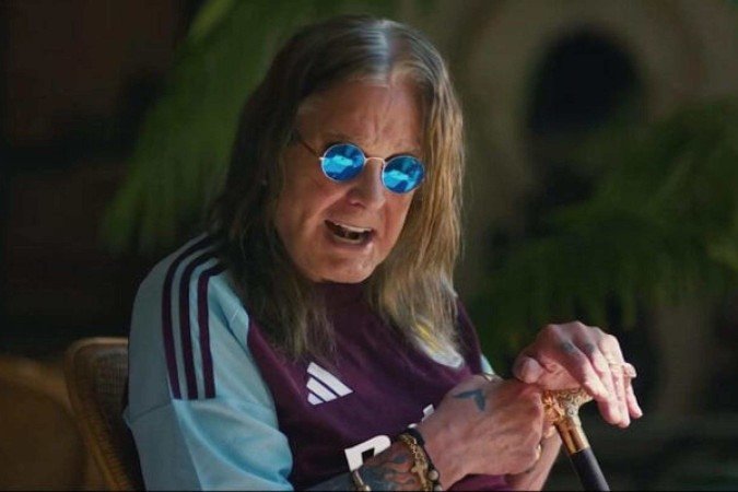 Ozzy Osbourne participou da apresentação da camisa do Aston Villa para a temporada de 2024 -  (crédito: Foto: Reprodução)