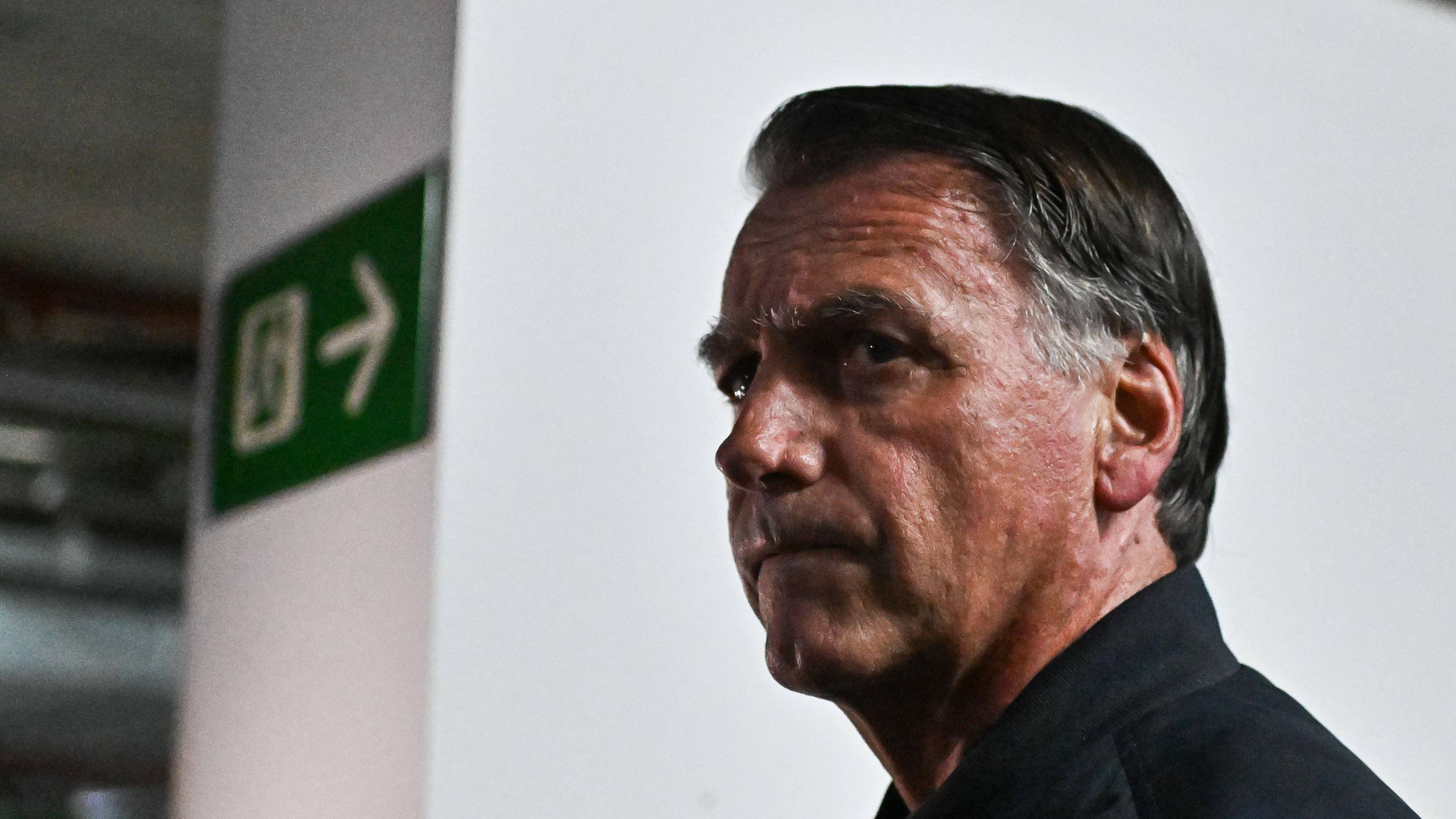 Bolsonaro evita imprensa e segue para a sede do PL, à espera de decisão do STF