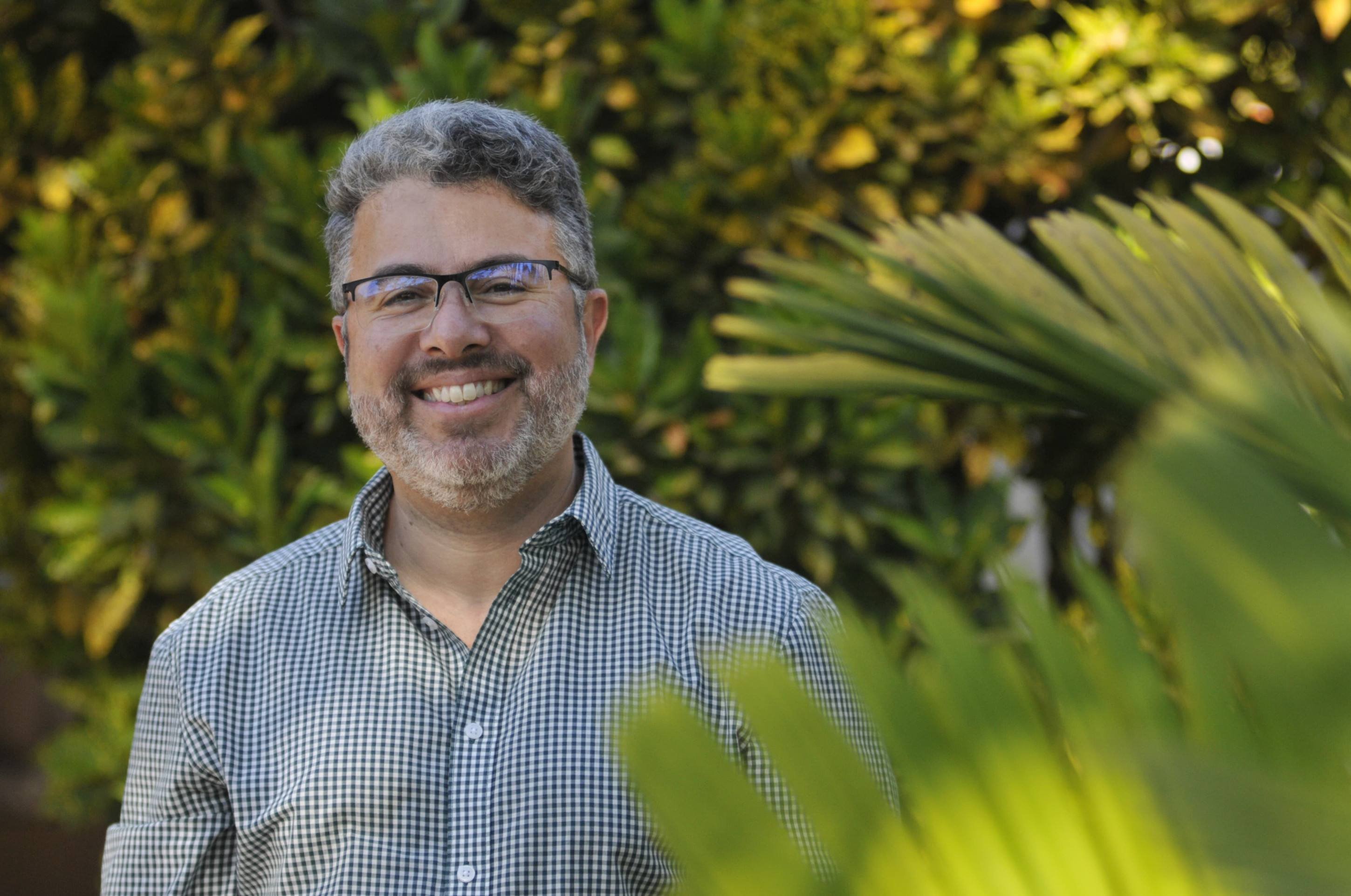  2025. Serie Adoçao: Apadrinhamento, um outro jeito de acolher. Hugo Damasceno, advogado voluntario no projeto apadrinhamento.