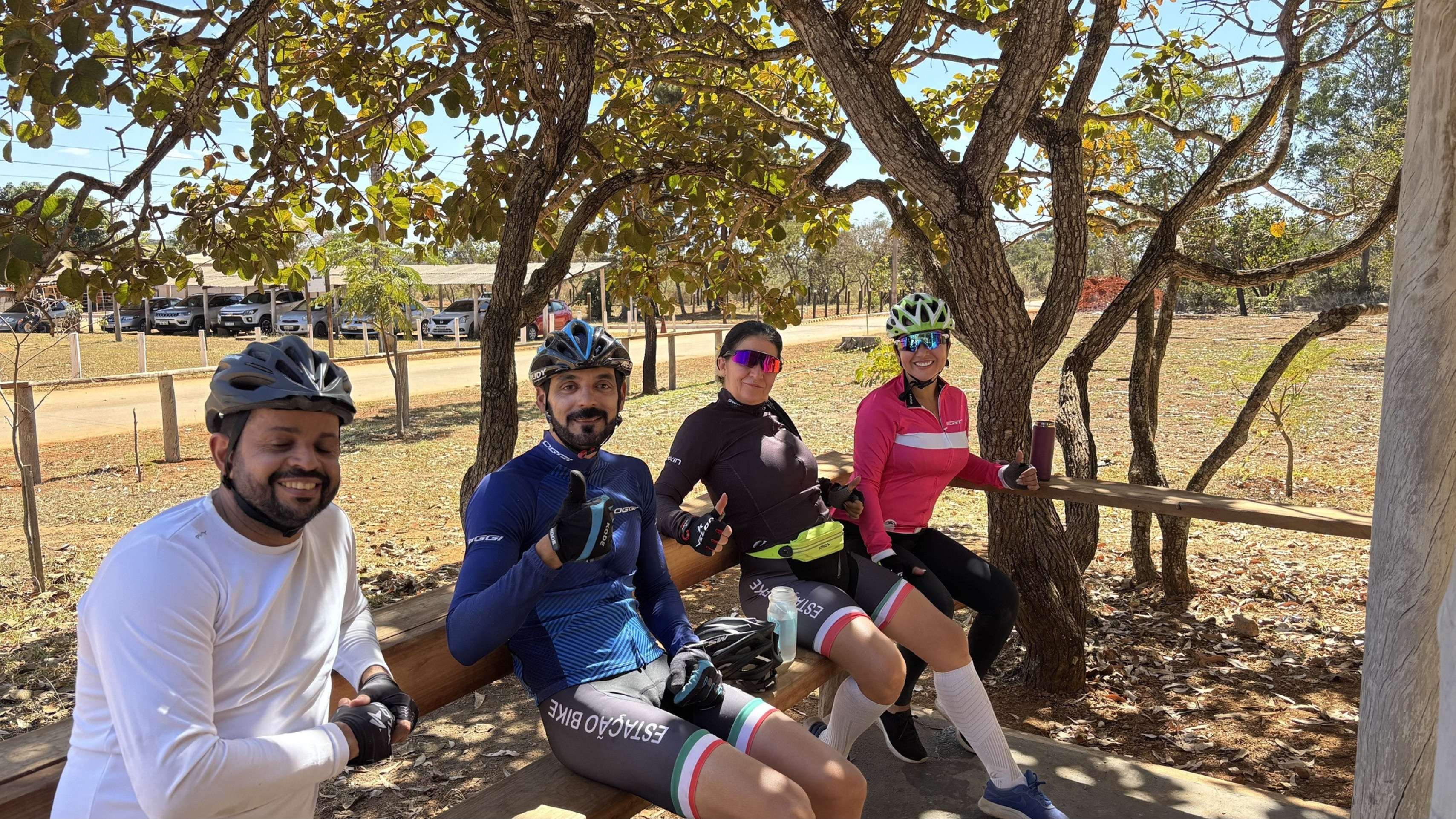 Cléber Pereira (E), ao lado de amigos, contou vai ao parque todos dias e criticou uma possível concessão