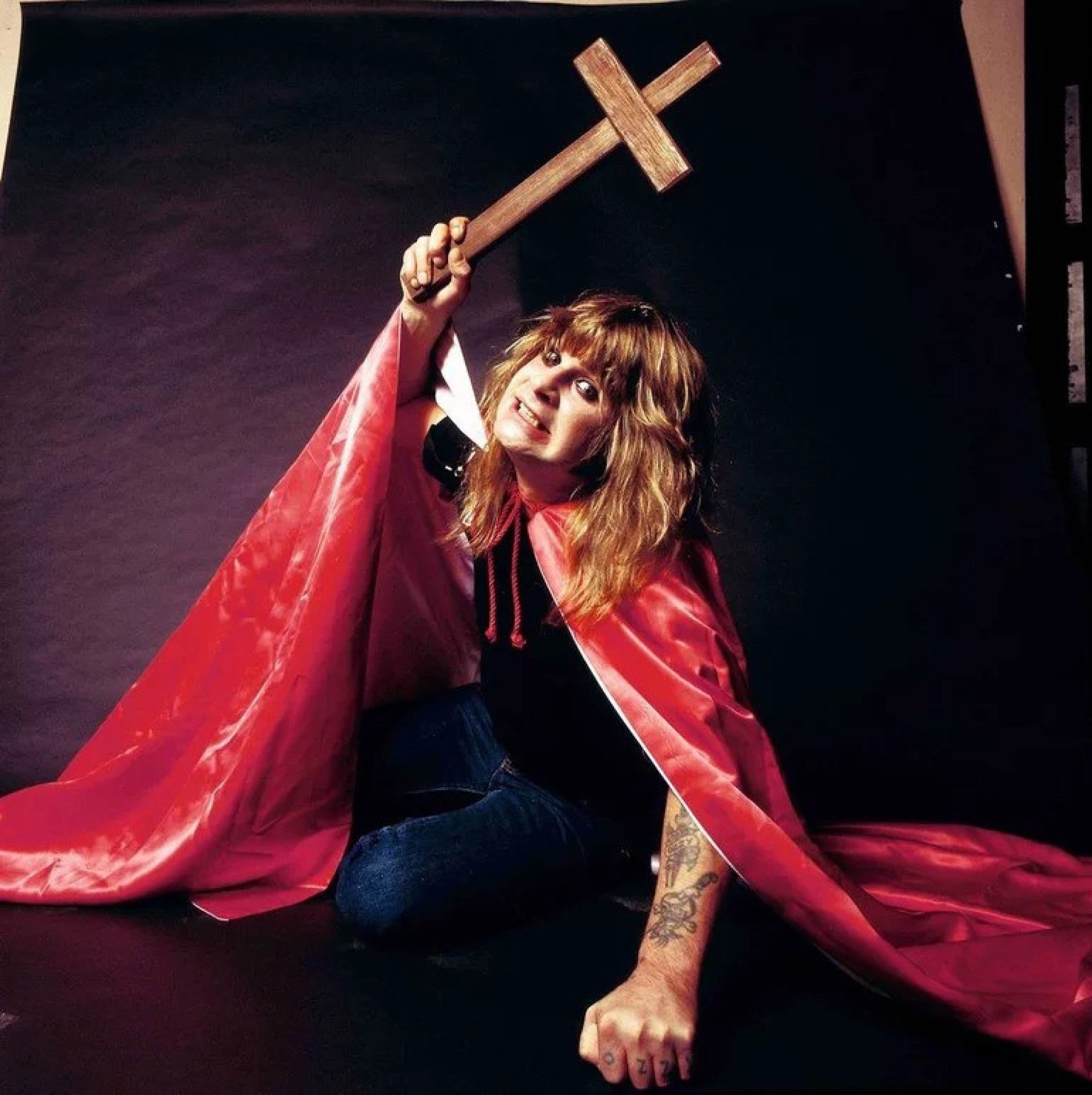 Ozzy iniciou a carreira solo e, em 1980, lançou o renomado álbum 'Blizzard of Ozz'. Entre os hits da fase solo estão Crazy train, No more tears, Mama, I’m coming home, Hellraiser, Mr. Crowley e Bark at the moon.