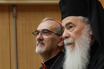 O Patriarca Latino de Jerusalém, Pierbattista Pizzaballa (E), e o Patriarca Ortodoxo Grego de Jerusalém, Teófilo III (D), concedem uma coletiva de imprensa conjunta em Jerusalém - (crédito: AFP) O Patriarca Latino de Jerusalém, Pierbattista Pizzaballa (E), e o Patriarca Ortodoxo Grego de Jerusalém, Teófilo III (D), concedem uma coletiva de imprensa conjunta em Jerusalém - (crédito: AFP)