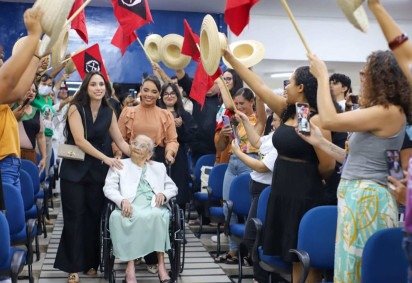 Elizabeth recebeu a máxima distinção que uma instituição de nível superior pode conceder, o título de Doutora Honoris Causa - (crédito: Divulgação UFPB) Elizabeth recebeu a máxima distinção que uma instituição de nível superior pode conceder, o título de Doutora Honoris Causa - (crédito: Divulgação UFPB)