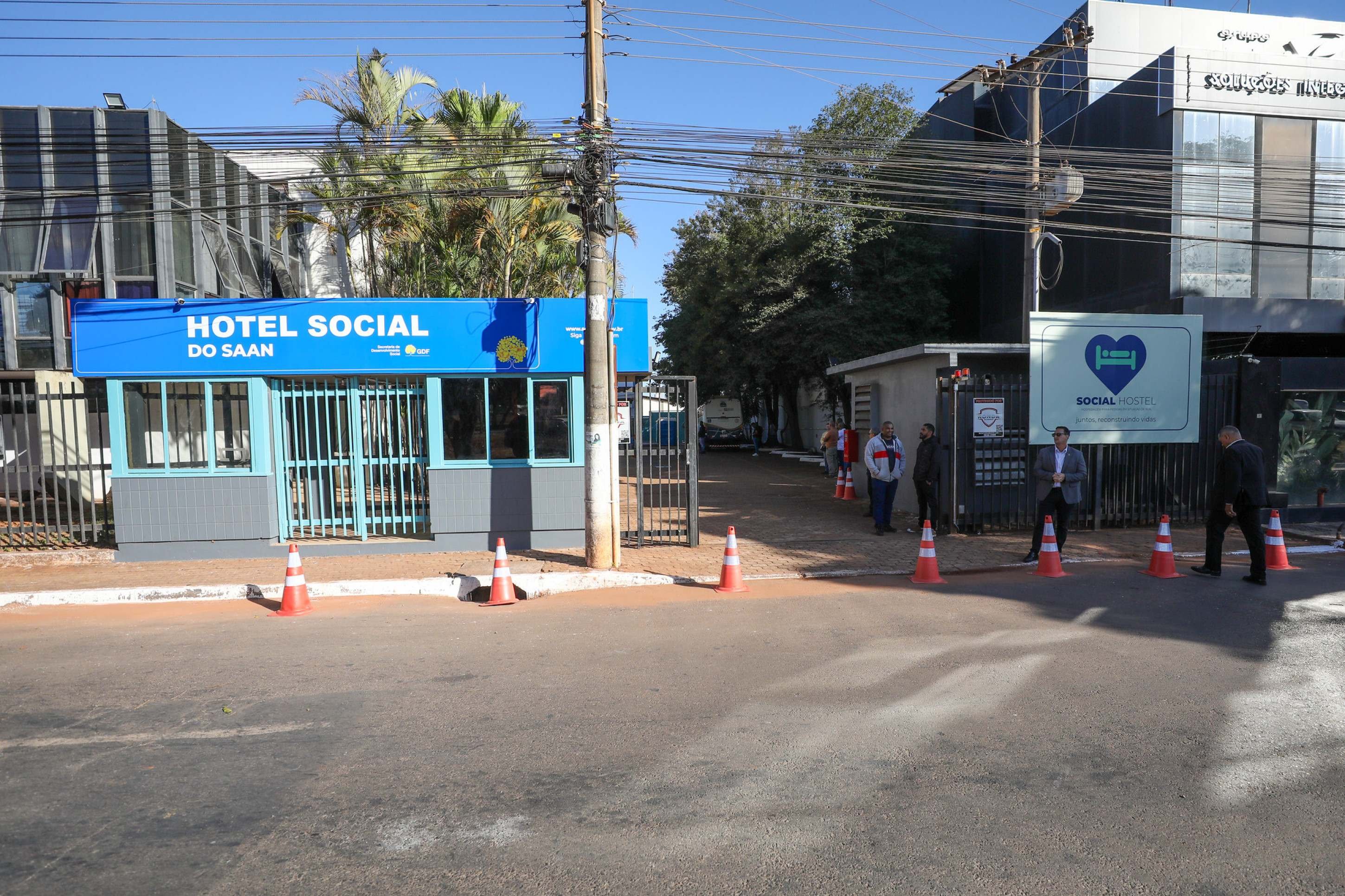 Mais de 130 pessoas procuram hotel social no dia da inauguração Mais de 130 pessoas procuram hotel social no dia da inauguração