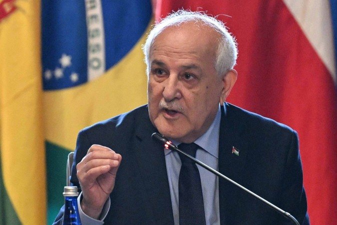  Palestinian Ambassador to the United Nations Riyad Mansour speaks during the emergency conference of The Hague Group at the San Carlos Palace in Bogota on July 15, 2025. United Nations Special Rapporteur on the Rights Situation in the Palestinian Territories, Francesca Albanese, on Tuesday called the sanctions imposed on her by the United States following her criticism of Washington's position on Gaza a ?violation? of her immunity. (Photo by Luis ACOSTA / AFP)
      