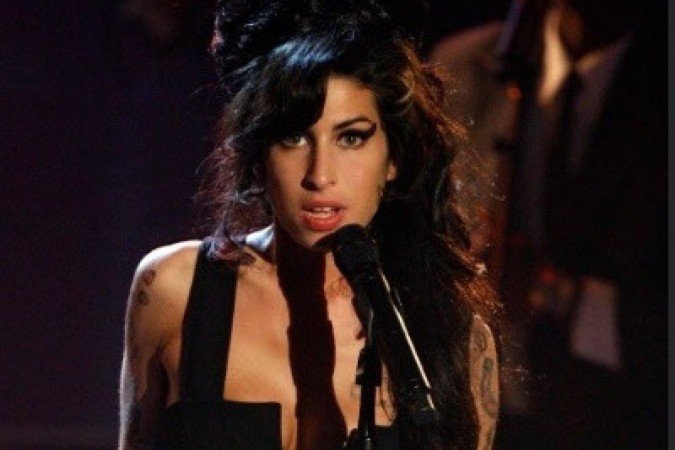 Amy Winehouse morreu aos 27 anos por intoxicação alcoólica acidental -  (crédito: AFP)