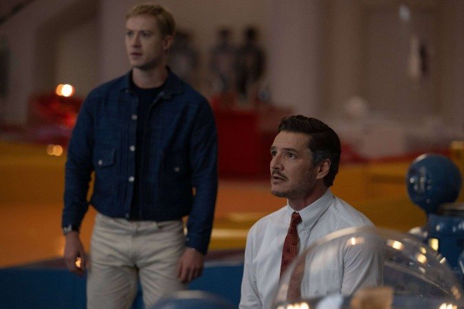 Johnny Storm ( (Joseph Quinn) e Reed Richards (Pedro Pascal): cunhados em cena
    