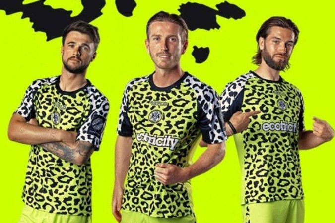 A camisa 1 do Forest Green Rovers para a temporada 2025/2026
 -  (crédito: Divulgação/Forest Green Rovers)