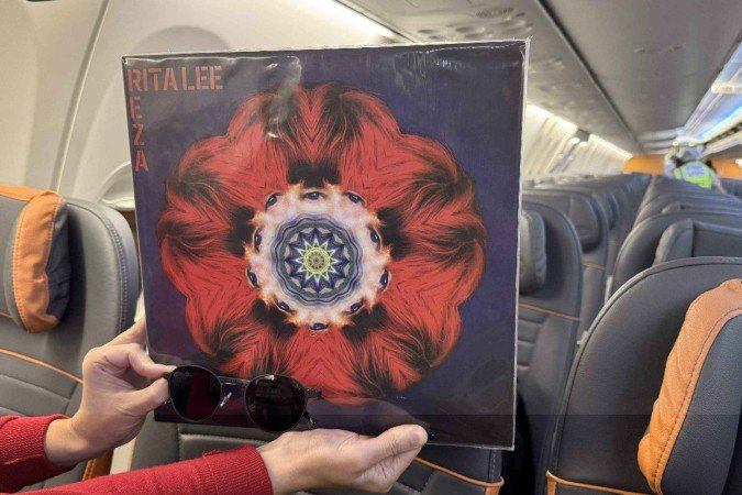 Discos em vinil com canções de Rita Lee foram sorteados durante o voo